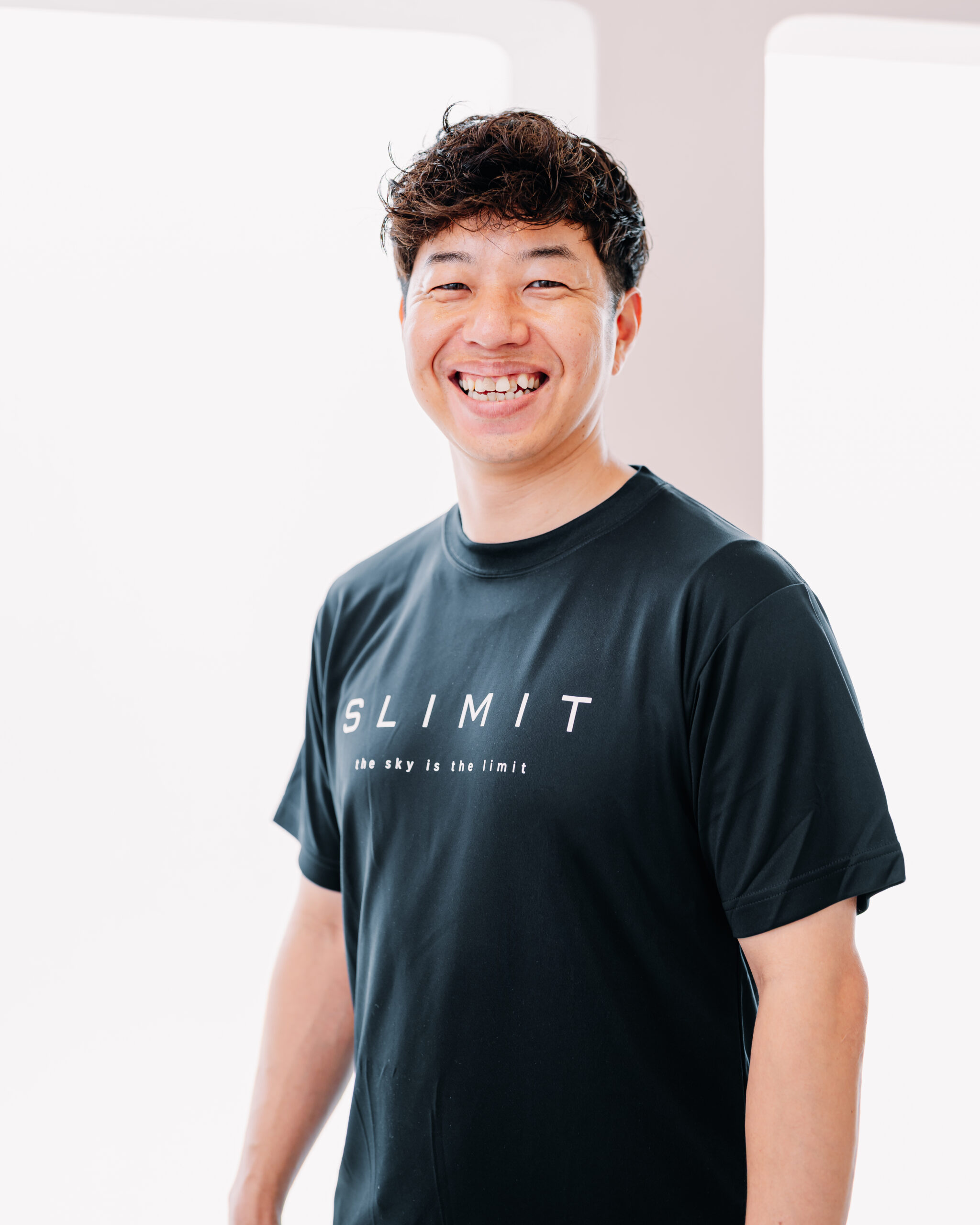笑顔で迎えるSLIMITのトレーナー